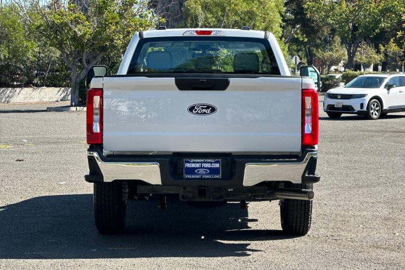 Ford F-250SD Vehicle Full-screen Gallery Image 04
