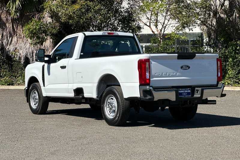 Ford F-250SD Vehicle Full-screen Gallery Image 05