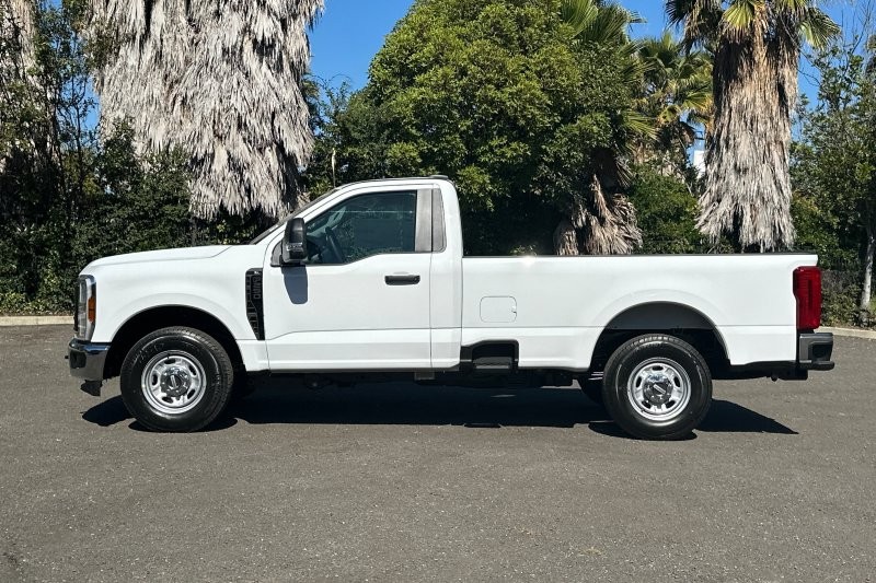 Ford F-250SD Vehicle Full-screen Gallery Image 06
