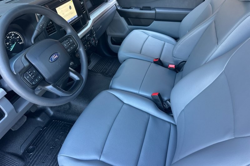 Ford F-250SD Vehicle Full-screen Gallery Image 09