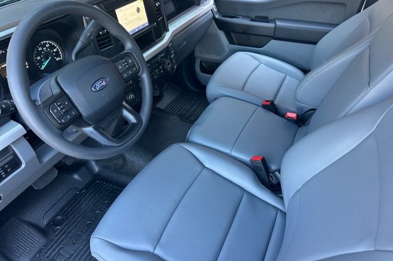 Ford F-250SD Vehicle Full-screen Gallery Image 12