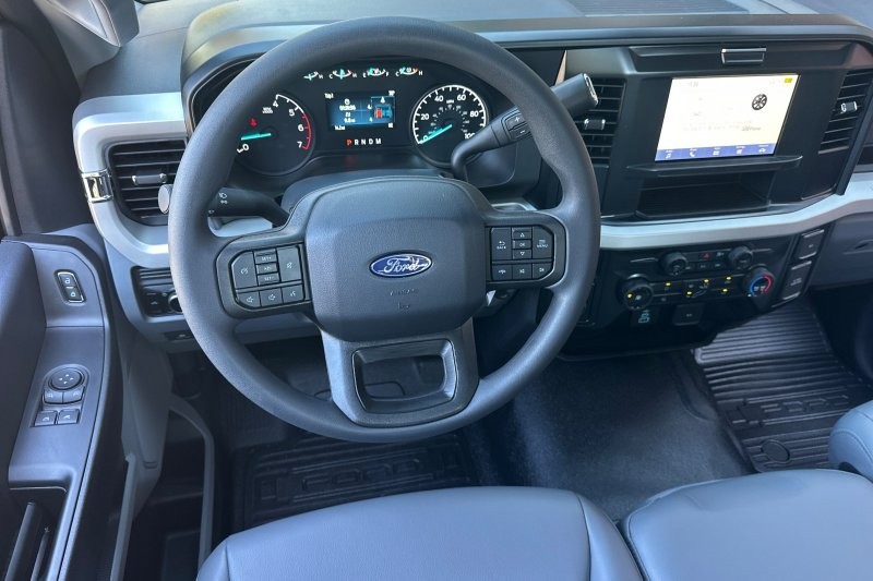 Ford F-250SD Vehicle Full-screen Gallery Image 13