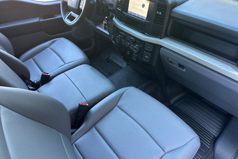 Ford F-250SD Vehicle Full-screen Gallery Image 14