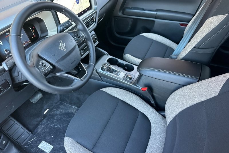 Ford Bronco Sport Vehicle Full-screen Gallery Image 09
