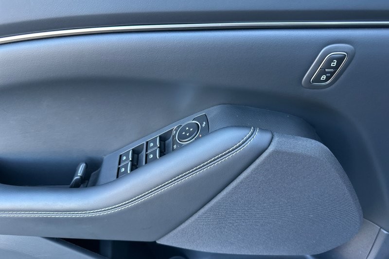 Ford Mustang Mach-E Vehicle Full-screen Gallery Image 11
