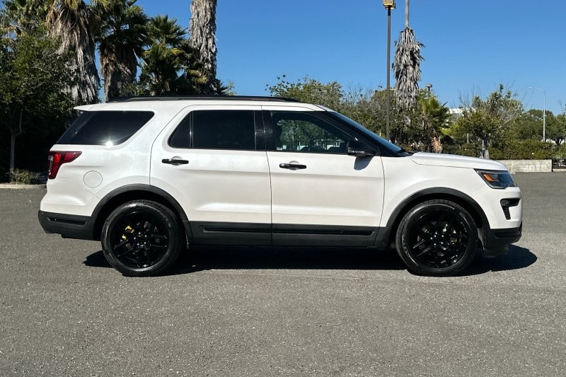 Ford Explorer Vehicle Full-screen Gallery Image 02
