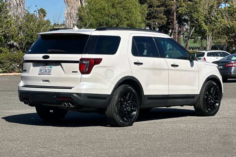 Ford Explorer Vehicle Full-screen Gallery Image 03