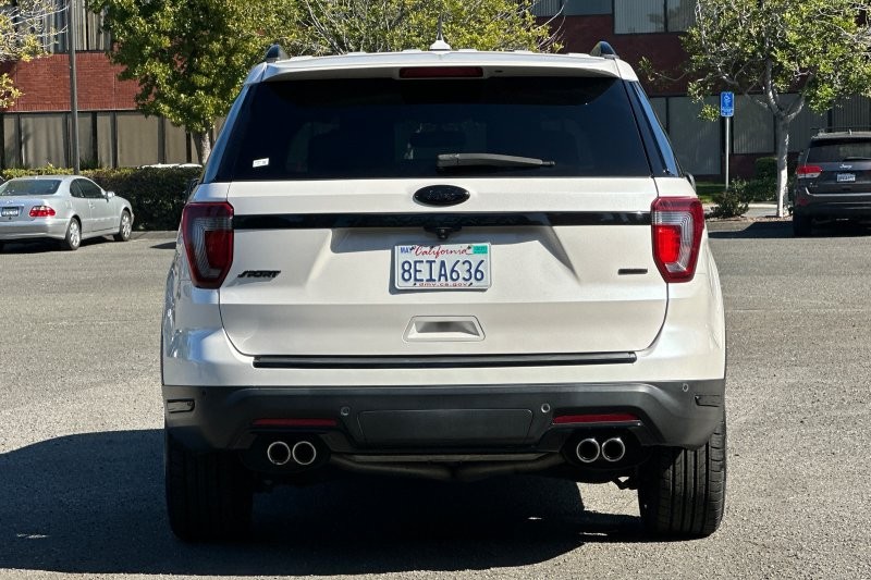 Ford Explorer Vehicle Full-screen Gallery Image 04