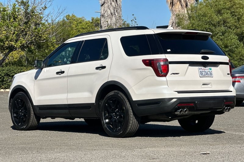 Ford Explorer Vehicle Full-screen Gallery Image 05