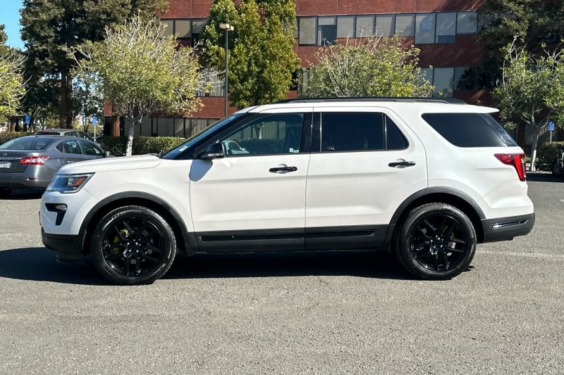 Ford Explorer Vehicle Full-screen Gallery Image 07