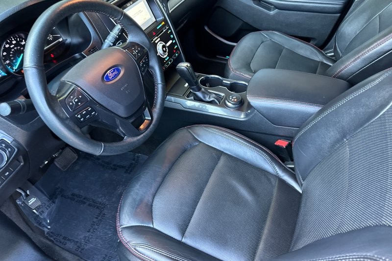 Ford Explorer Vehicle Full-screen Gallery Image 10