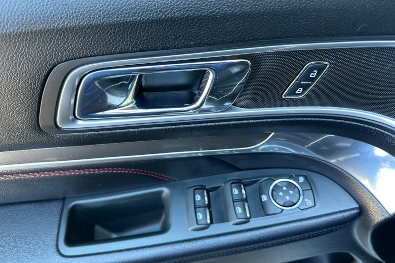 Ford Explorer Vehicle Full-screen Gallery Image 11