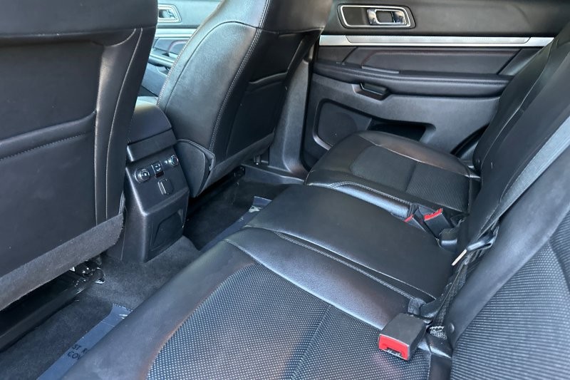 Ford Explorer Vehicle Full-screen Gallery Image 14