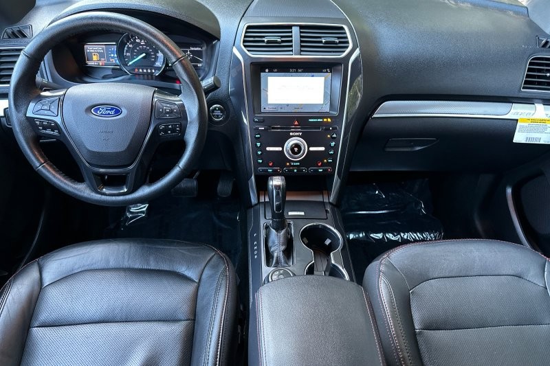 Ford Explorer Vehicle Full-screen Gallery Image 15
