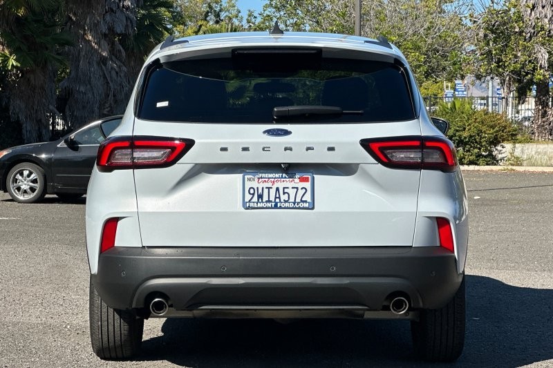 Ford Escape Vehicle Full-screen Gallery Image 04