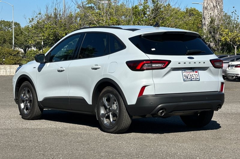 Ford Escape Vehicle Full-screen Gallery Image 05