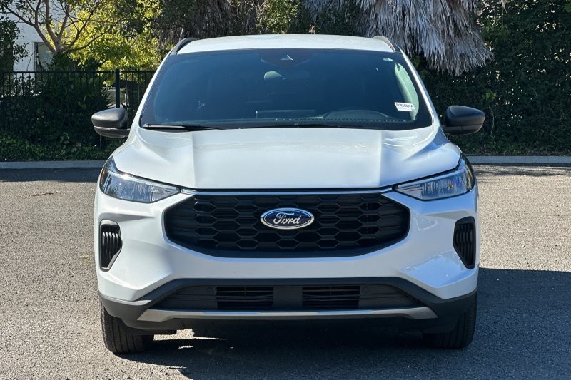 Ford Escape Vehicle Full-screen Gallery Image 09