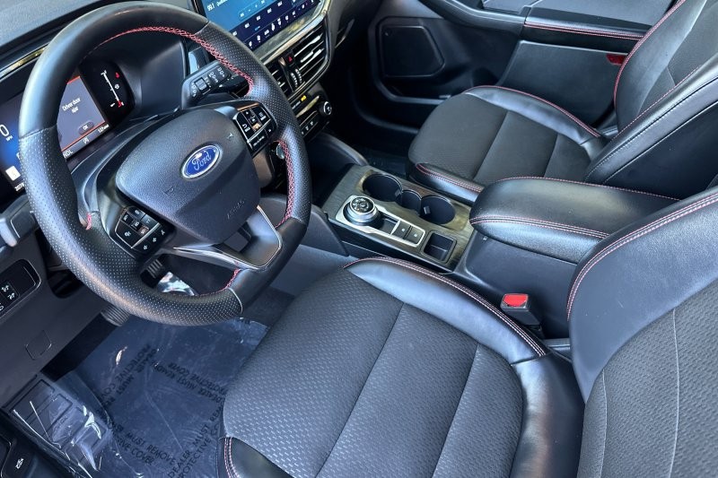 Ford Escape Vehicle Full-screen Gallery Image 10