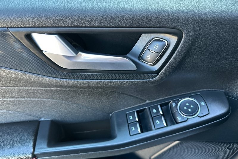 Ford Escape Vehicle Full-screen Gallery Image 11