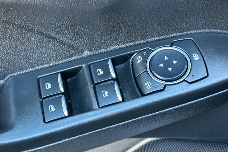 Ford Escape Vehicle Full-screen Gallery Image 12
