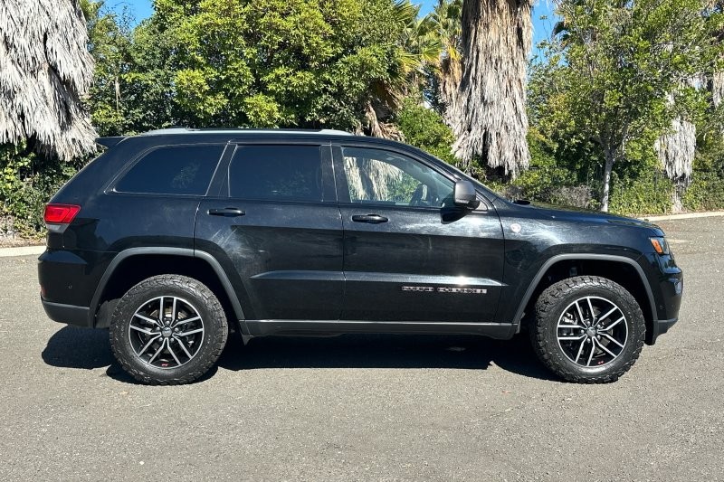 Jeep Grand Cherokee Vehicle Full-screen Gallery Image 02