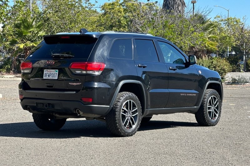 Jeep Grand Cherokee Vehicle Full-screen Gallery Image 03