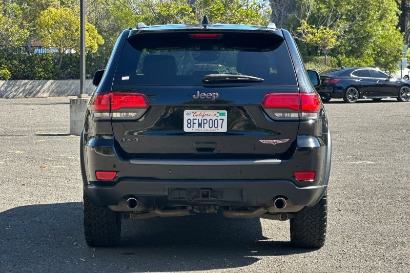Jeep Grand Cherokee Vehicle Full-screen Gallery Image 04