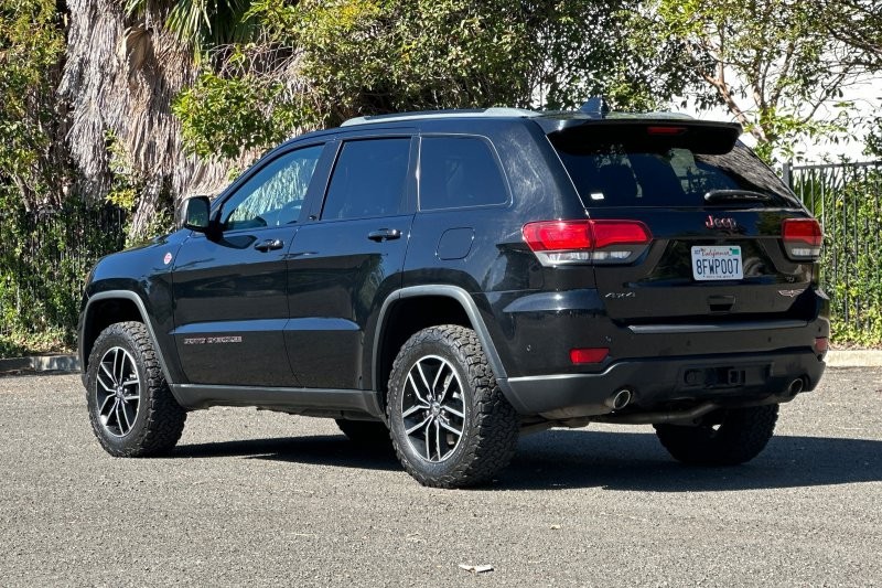 Jeep Grand Cherokee Vehicle Full-screen Gallery Image 05