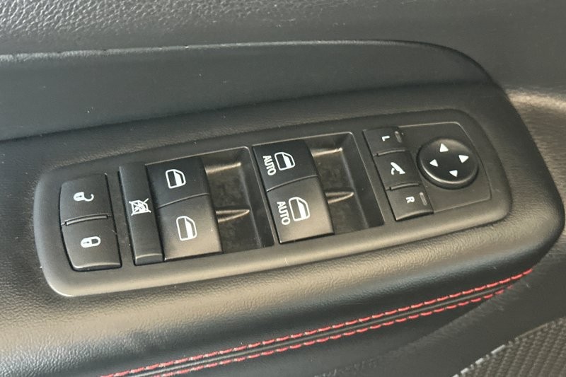 Jeep Grand Cherokee Vehicle Full-screen Gallery Image 12