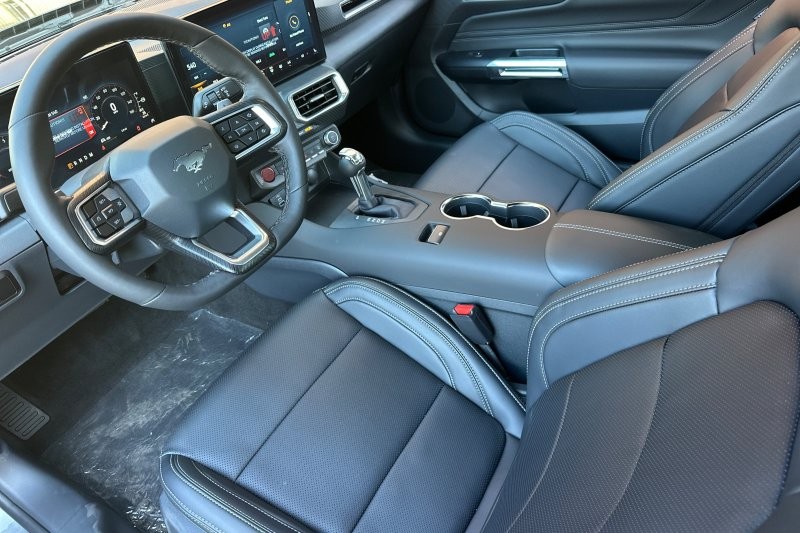 Ford Mustang Vehicle Full-screen Gallery Image 09