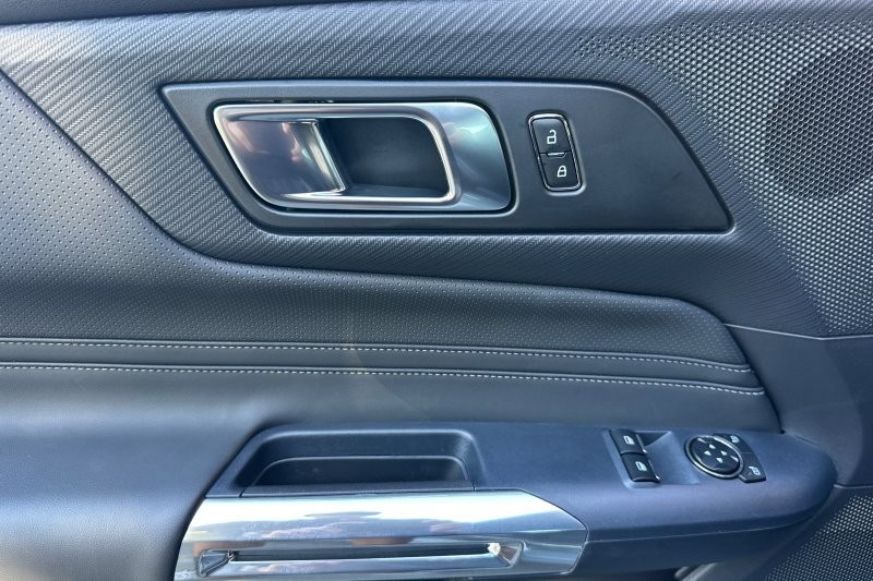 Ford Mustang Vehicle Full-screen Gallery Image 10