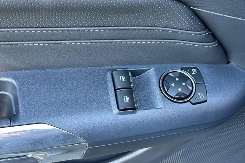 Ford Mustang Vehicle Full-screen Gallery Image 11