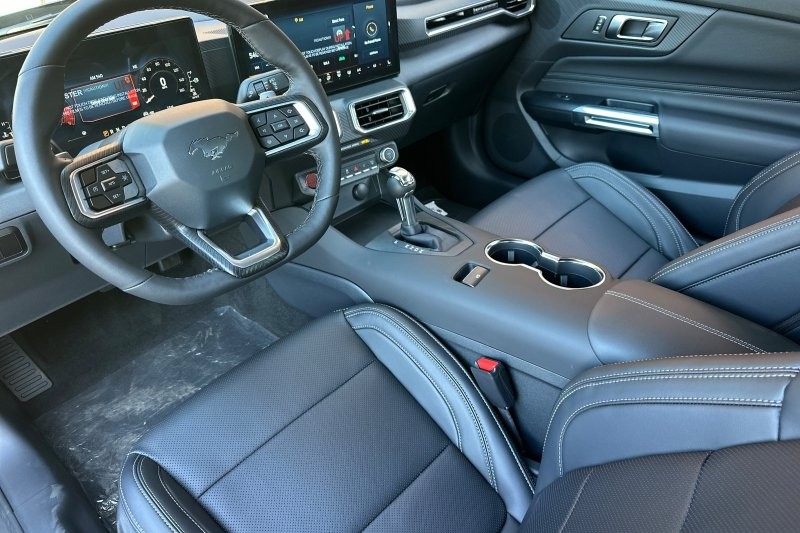 Ford Mustang Vehicle Full-screen Gallery Image 13