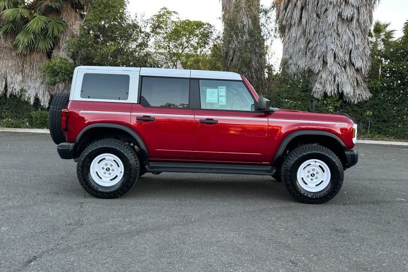 Ford Bronco Vehicle Full-screen Gallery Image 02