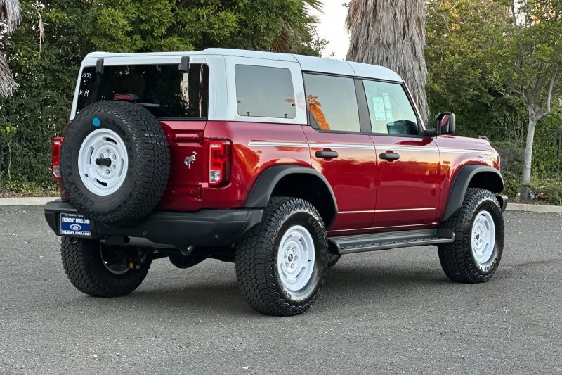 Ford Bronco Vehicle Full-screen Gallery Image 03