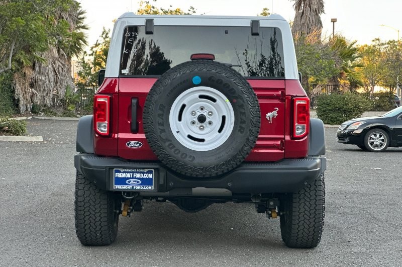Ford Bronco Vehicle Full-screen Gallery Image 04