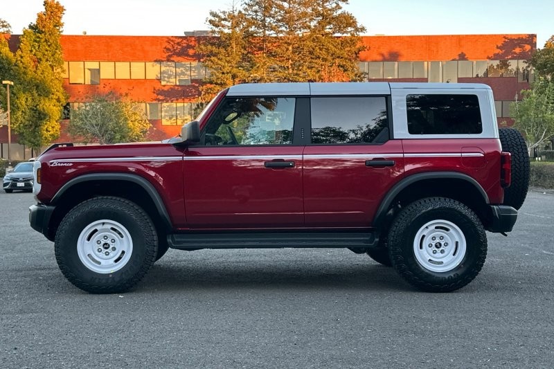 Ford Bronco Vehicle Full-screen Gallery Image 06