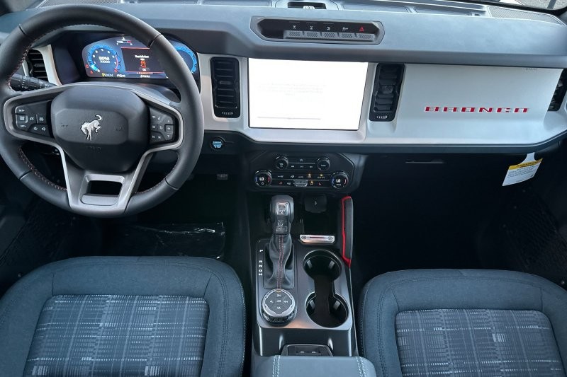 Ford Bronco Vehicle Full-screen Gallery Image 14