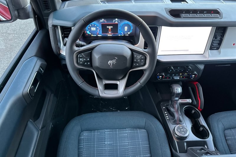 Ford Bronco Vehicle Full-screen Gallery Image 15