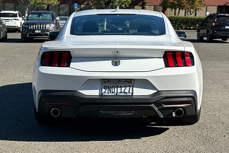 Ford Mustang Vehicle Full-screen Gallery Image 04