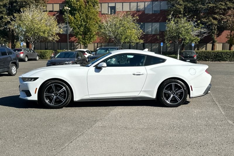 Ford Mustang Vehicle Full-screen Gallery Image 06