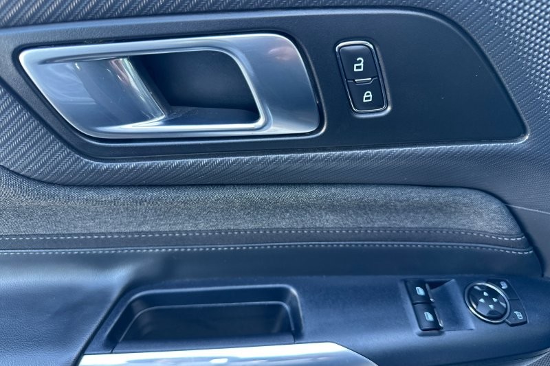 Ford Mustang Vehicle Full-screen Gallery Image 10