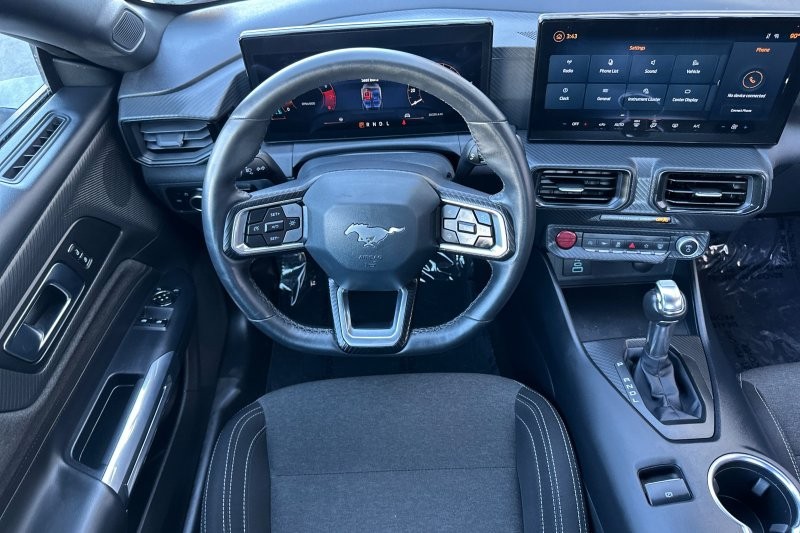 Ford Mustang Vehicle Full-screen Gallery Image 15