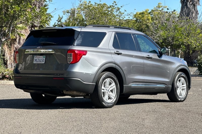 Ford Explorer Vehicle Full-screen Gallery Image 03