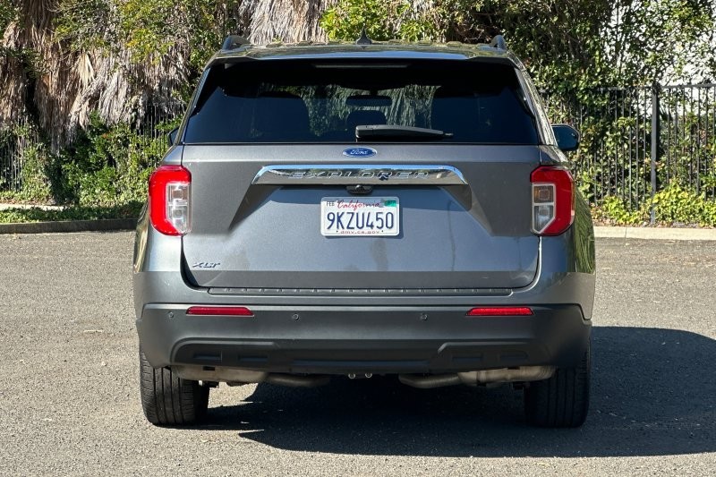 Ford Explorer Vehicle Full-screen Gallery Image 04