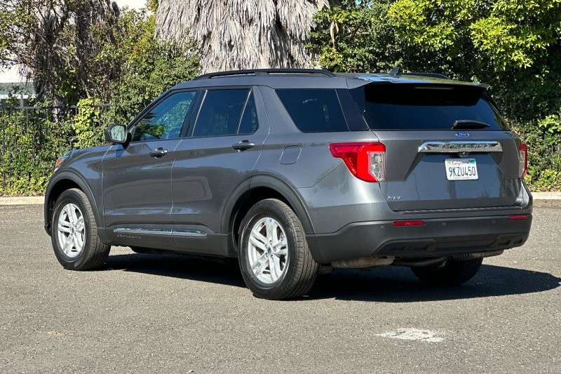 Ford Explorer Vehicle Full-screen Gallery Image 05
