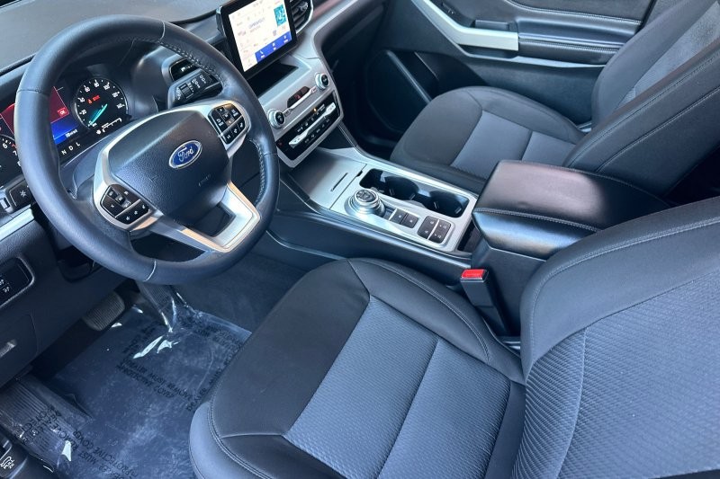 Ford Explorer Vehicle Full-screen Gallery Image 10