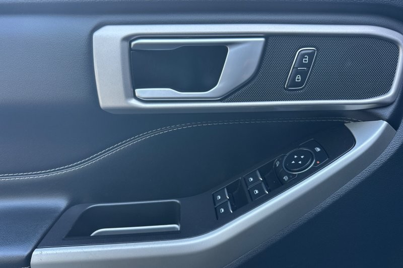 Ford Explorer Vehicle Full-screen Gallery Image 11