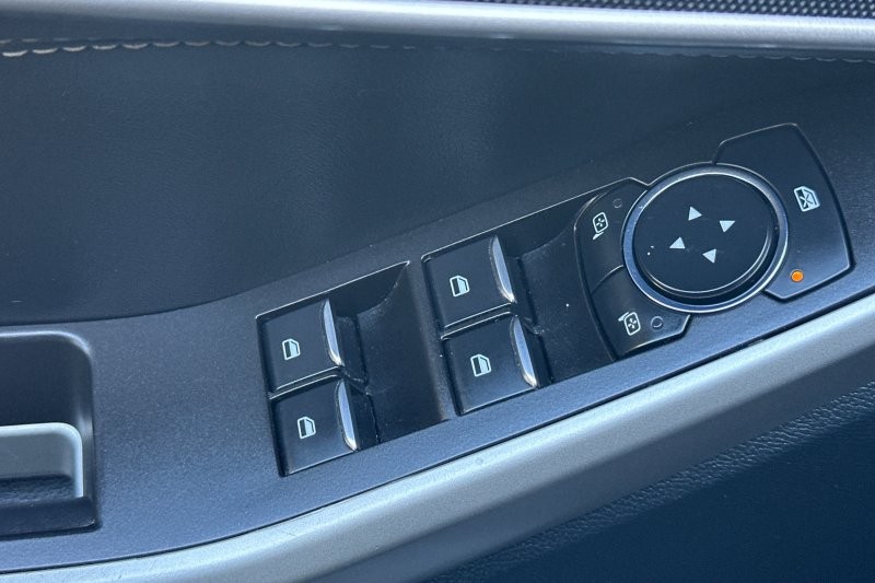 Ford Explorer Vehicle Full-screen Gallery Image 12