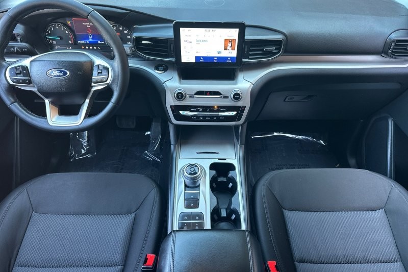 Ford Explorer Vehicle Full-screen Gallery Image 15